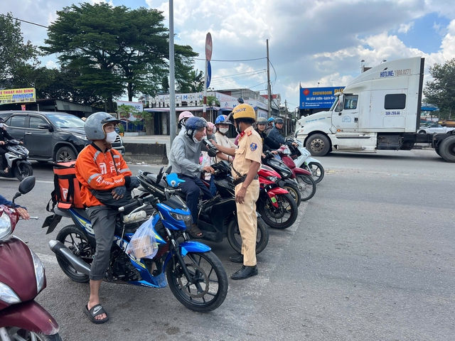 CSGT đo nồng độ cồn ban ngày: Cô gái bị phạt dù chỉ pha bia vào nước ngọt - Ảnh 10.