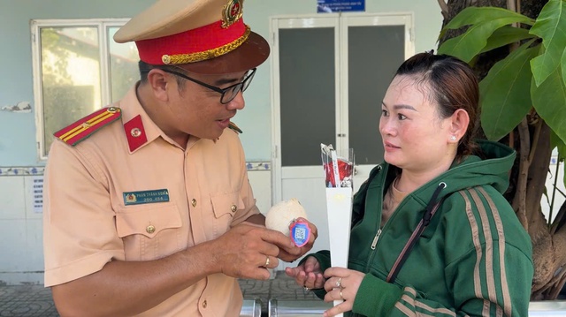 Phụ nữ đi nộp phạt giao thông ngày 20.1…