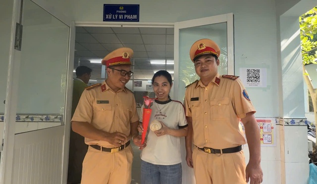 Phụ nữ đi nộp phạt giao thông ngày 20.10 bất ngờ được CSGT tặng hoa - Ảnh 2.