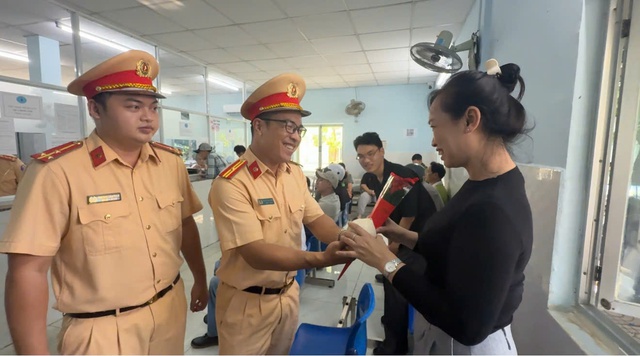 Phụ nữ đi nộp phạt giao thông ngày 20.10 bất ngờ được CSGT tặng hoa - Ảnh 3.