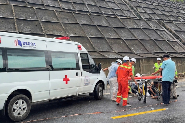 Tai nạn liên hoàn trên cao tốc La Sơn - túy Loan khiến 2 tài xế nhập viện - Ảnh 3.