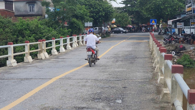 Quảng Trị: Cầu sụt lún, cảnh báo 'xe qua từng chiếc một' mới an toàn- Ảnh 2.