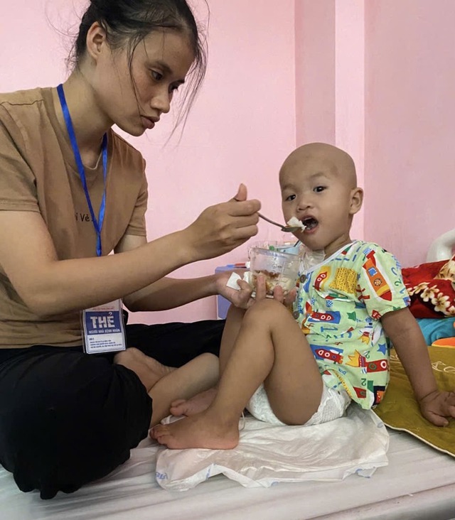 Cháu bé 2 tuổi mang trái tim …