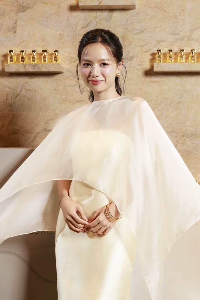 Lê Hạ Anh 'Mưa đỏ' …