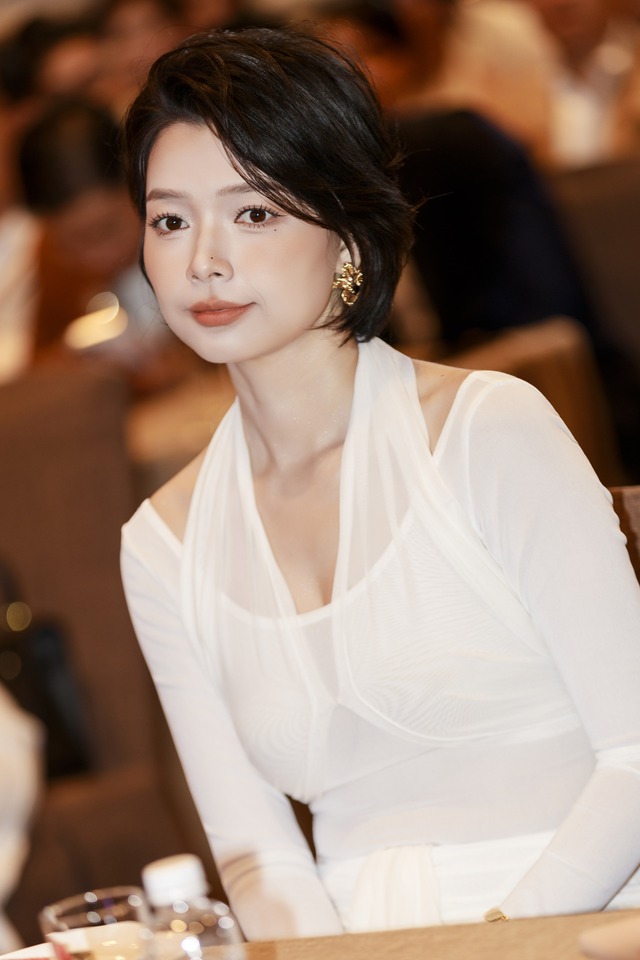 Lê Hạ Anh 'Mưa đỏ' khoe gu thời trang ấn tượng trên thảm đỏ- Ảnh 5.