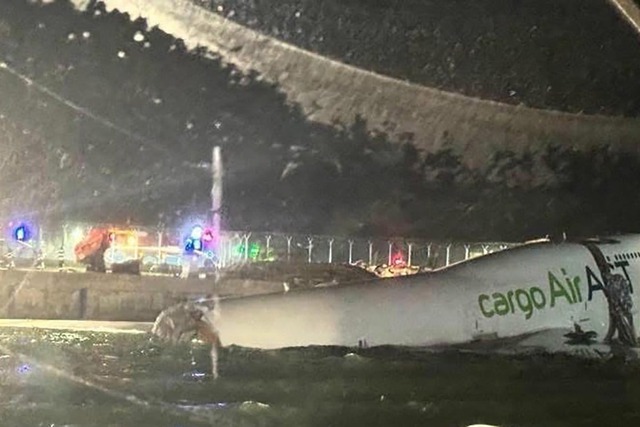 Máy bay Boeing trượt khỏi đường băng lao xuống biển ở Hồng Kông, có người chết- Ảnh 1.