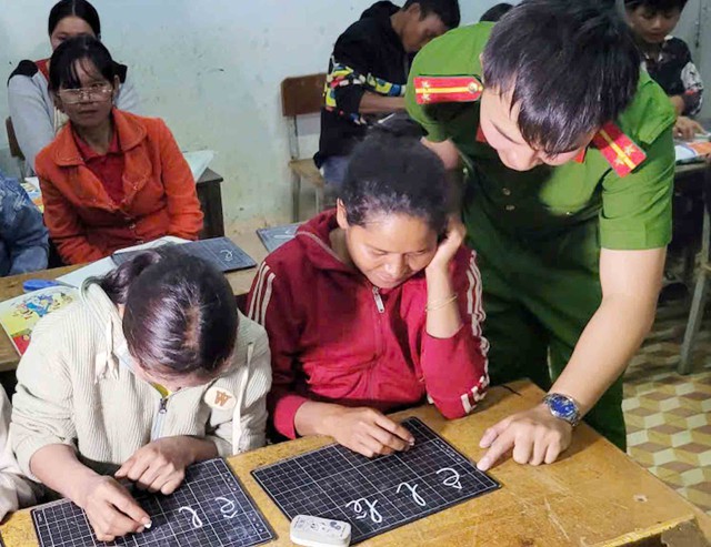 Chiến sĩ công an ươm “hạt giống xanh” giữa đại ngàn- Ảnh 2. Chiến sĩ công an ươm “hạt giống xanh” giữa đại ngàn- Ảnh 2.
