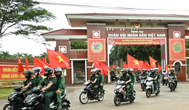 Thanh niên Quân đội ứng xử văn hóa trong mọi tình huống giao thông - Ảnh 2.