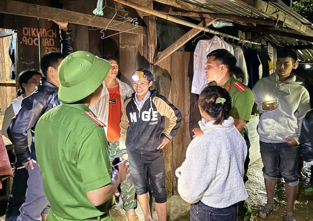 Ứng phó bão số 12: Đà Nẵng trữ lương thực để không bị cô lập - Ảnh 2.