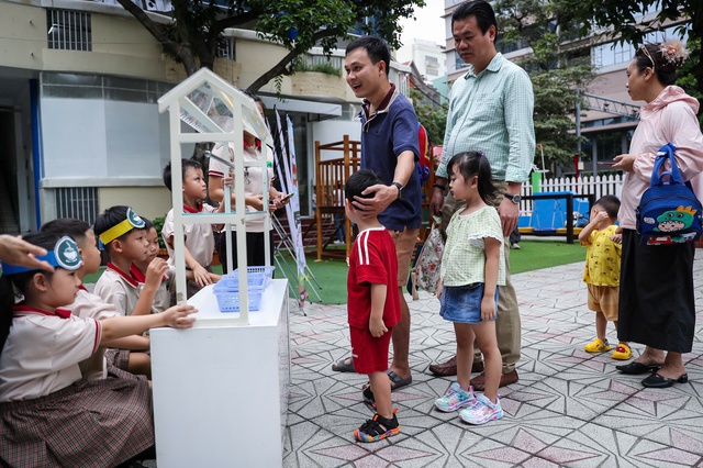 Phụ huynh gi&aacute;m s&aacute;t bếp ăn b&aacute;n tr&uacute;, trường học c&ocirc;ng khai bữa ăn- Ảnh 13.