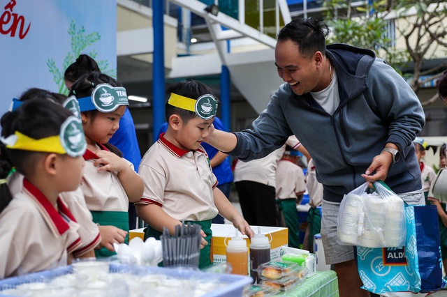 Phụ huynh gi&aacute;m s&aacute;t bếp ăn b&aacute;n tr&uacute;, trường học c&ocirc;ng khai bữa ăn- Ảnh 9.