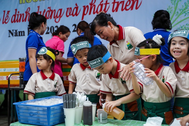Phụ huynh gi&aacute;m s&aacute;t bếp ăn b&aacute;n tr&uacute;, trường học c&ocirc;ng khai bữa ăn- Ảnh 11.