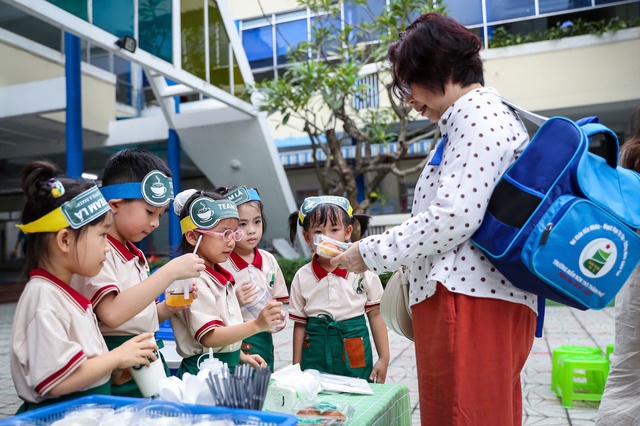 Phụ huynh gi&aacute;m s&aacute;t bếp ăn b&aacute;n tr&uacute;, trường học c&ocirc;ng khai bữa ăn- Ảnh 12.