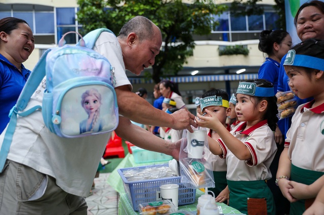 Phụ huynh gi&aacute;m s&aacute;t bếp ăn b&aacute;n tr&uacute;, trường học c&ocirc;ng khai bữa ăn- Ảnh 10.