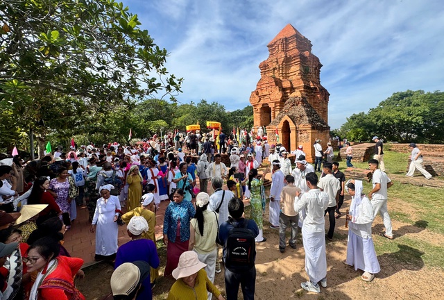 Lễ hội Katê rực rỡ dưới chân tháp PôSahInư: Hồn văn hóa xưa hồi sinh- Ảnh 4.