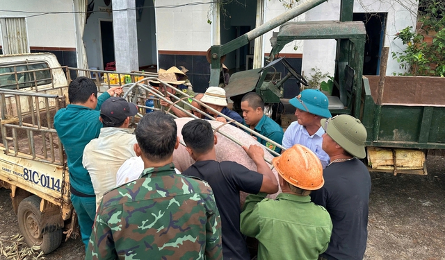 Di dời người dân khỏi khu vực sạt lở nguy hiểm tại gia Lai - Ảnh 1.