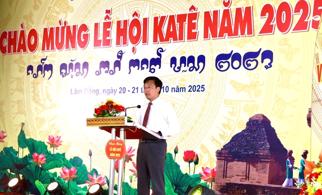 Lễ hội Katê rực rỡ dưới chân tháp PôSahInư: Hồn văn hóa xưa hồi sinh- Ảnh 2.
