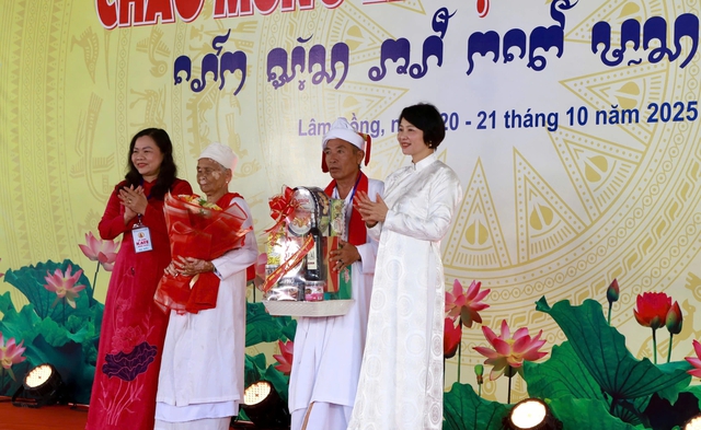 Lễ hội Katê rực rỡ dưới chân tháp PôSahInư: Hồn văn hóa xưa hồi sinh- Ảnh 3.