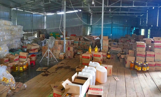 Khởi tố giám đốc sản xuất hàng triệu lít dầu ăn giả tại Nghệ An - Ảnh 2.