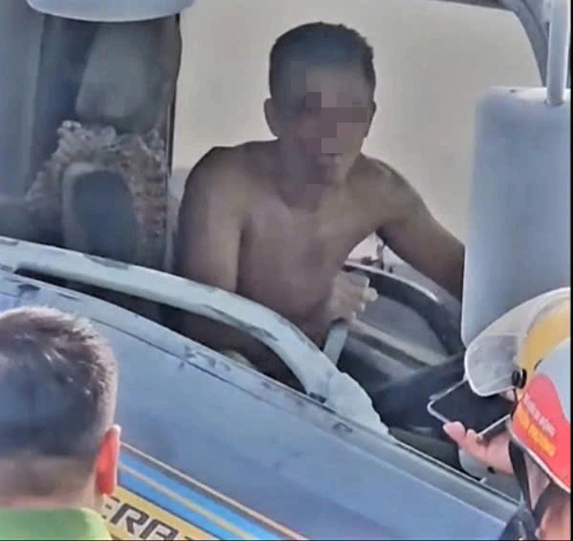 Tài xế ngáo đá lái xe tải lạng lách, cầm dao chống trả công an Tây Ninh - Ảnh 2.