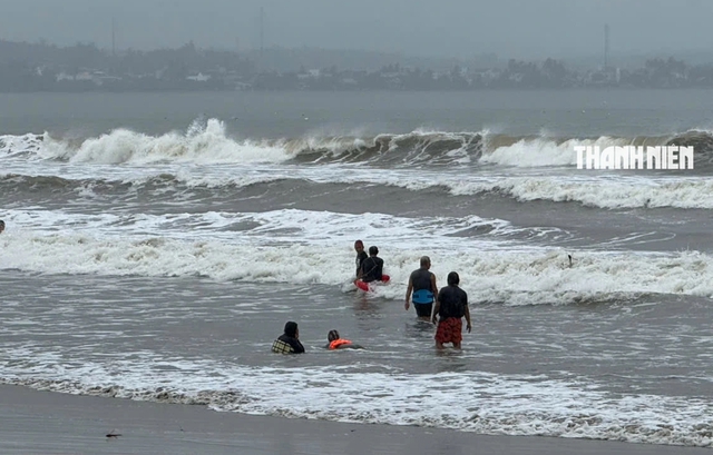 Người dân Quảng Ngãi bất chấp mưa, bão vẫn tắm biển Mỹ Khê - Ảnh 1.