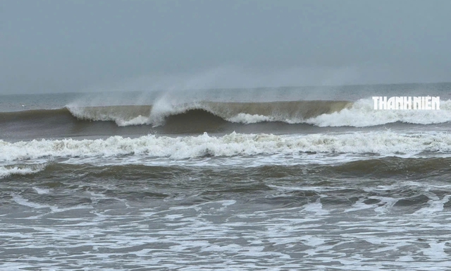 Người dân Quảng Ngãi bất chấp mưa, bão vẫn tắm biển Mỹ Khê - Ảnh 3.