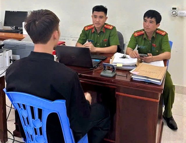 Giải cứu nam thanh niên bị 'bắt cóc online' tự nhốt mình trong nhà nghỉ - Ảnh 1.