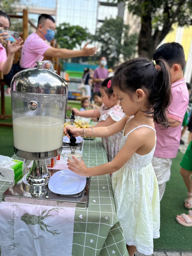 Phụ huynh gi&aacute;m s&aacute;t bếp ăn b&aacute;n tr&uacute;, trường học c&ocirc;ng khai bữa ăn- Ảnh 4.