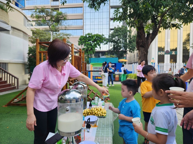 Phụ huynh gi&aacute;m s&aacute;t bếp ăn b&aacute;n tr&uacute;, trường học c&ocirc;ng khai bữa ăn- Ảnh 5.