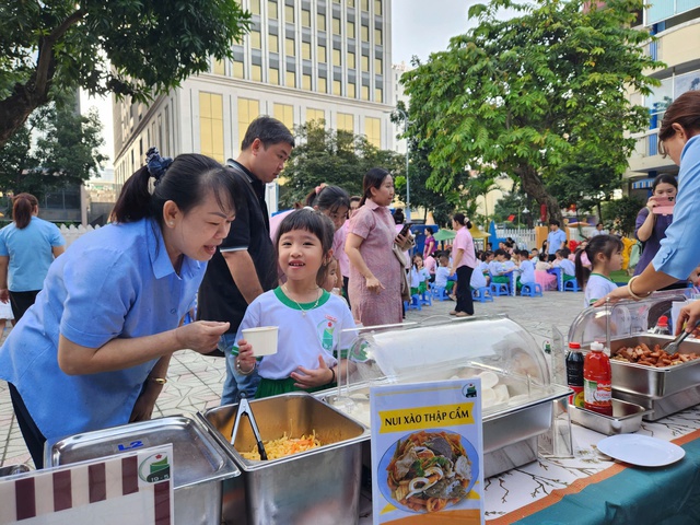 Phụ huynh giám sát bếp ăn bán trú, trườ…