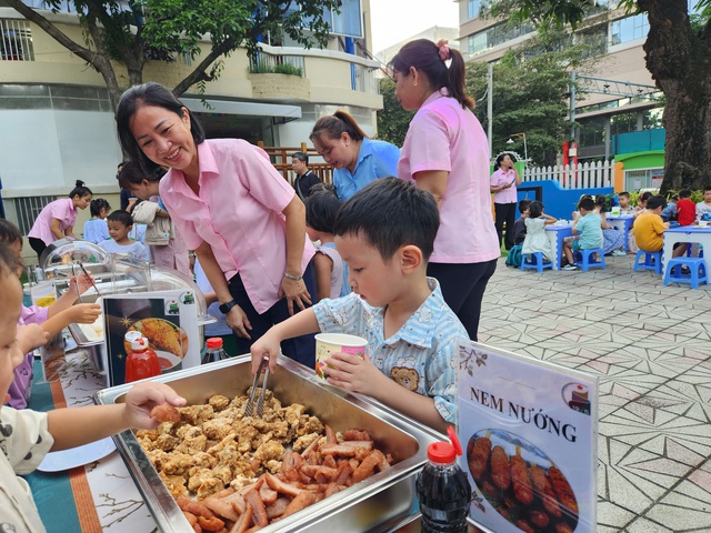 Phụ huynh gi&aacute;m s&aacute;t bếp ăn b&aacute;n tr&uacute;, trường học c&ocirc;ng khai bữa ăn- Ảnh 2.