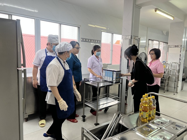 Phụ huynh gi&aacute;m s&aacute;t bếp ăn b&aacute;n tr&uacute;, trường học c&ocirc;ng khai bữa ăn- Ảnh 6.