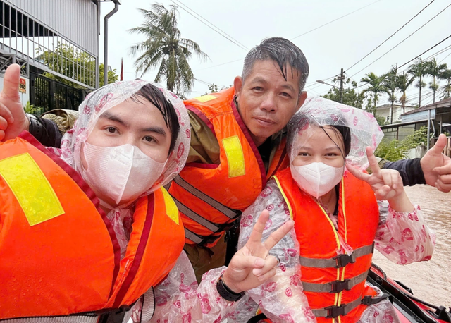 Đội ca nô tình nguyện 0 đồng Quảng Trị: Những người hùng giữa dòng lũ - Ảnh 2. Đội ca nô tình nguyện 0 đồng Quảng Trị: Những người hùng giữa dòng lũ - Ảnh 2.