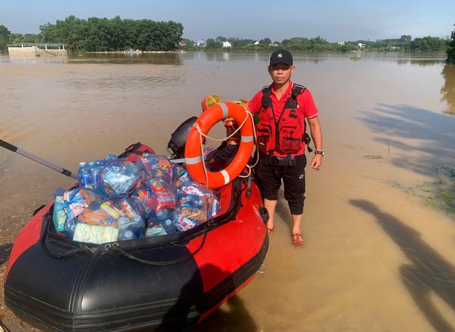 Đội ca nô tình nguyện 0 đồng Quảng Trị: Những người hùng giữa dòng lũ - Ảnh 3. Đội ca nô tình nguyện 0 đồng Quảng Trị: Những người hùng giữa dòng lũ - Ảnh 3.