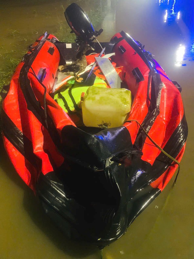 Đội ca nô tình nguyện 0 đồng Quảng Trị: Những người hùng giữa dòng lũ - Ảnh 4. Đội ca nô tình nguyện 0 đồng Quảng Trị: Những người hùng giữa dòng lũ - Ảnh 4.