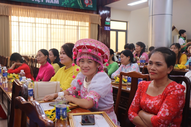 VRG trao thưởng nữ công nhân xuất sắc ngành cao su năm 2025- Ảnh 2.