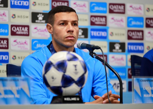 HLV Vũ Hồng Việt v&agrave; trung vệ Nam Định 'n&oacute;i cứng': 'Gamba Osaka cực mạnh, nhưng sẽ c&oacute; bất ngờ'- Ảnh 2.