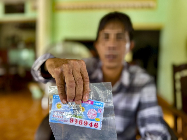 Tờ v&eacute; số tr&uacute;ng độc đắc bị r&aacute;ch: Chuyển c&ocirc;ng an gi&aacute;m định- Ảnh 2.