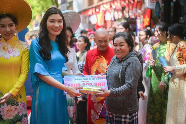 NTK Anna Hạnh Lê, quyền Chủ tịch Hiệp hội Áo dài TP.HCM trao quà tặng cho những phụ nữ làm nghề thợ may trên địa bàn TP.HCM NTK Anna Hạnh Lê, quyền Chủ tịch Hiệp hội Áo dài TP.HCM trao quà tặng cho những phụ nữ làm nghề thợ may trên địa bàn TP.HCM