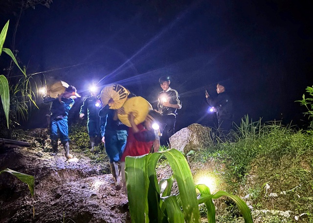 Xuất hiện vết nứt dài hơn 50 m, hàng chục hộ dân được di dời trong đêm - Ảnh 1.