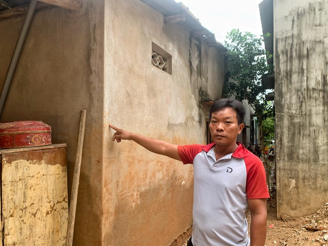 Đêm tháo chạy dưới chân cao tốc: Dân hoảng sợ vì đất đá sạt lở xuống nhà - Ảnh 1.