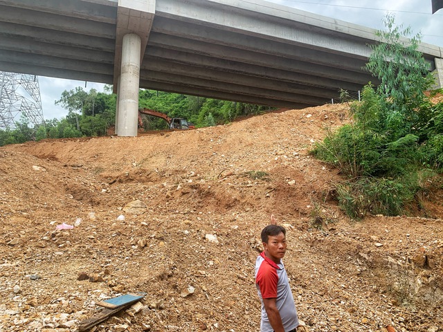 Đêm tháo chạy dưới chân cao tốc: Dân hoảng sợ vì đất đá sạt lở xuống nhà - Ảnh 3.