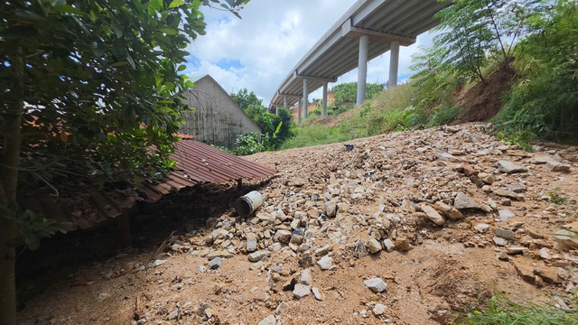 Đêm tháo chạy dưới chân cao tốc: Dân hoảng sợ vì đất đá sạt lở xuống nhà - Ảnh 5.