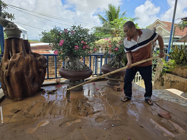 Đêm tháo chạy dưới chân cao tốc: Dân hoảng sợ vì đất đá sạt lở xuống nhà - Ảnh 4.