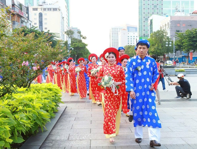 Độc đ&aacute;o 50 c&ocirc; d&acirc;u, ch&uacute; rể di chuyển bằng metro, bu&yacute;t đường s&ocirc;ng trong lễ cưới- Ảnh 1.