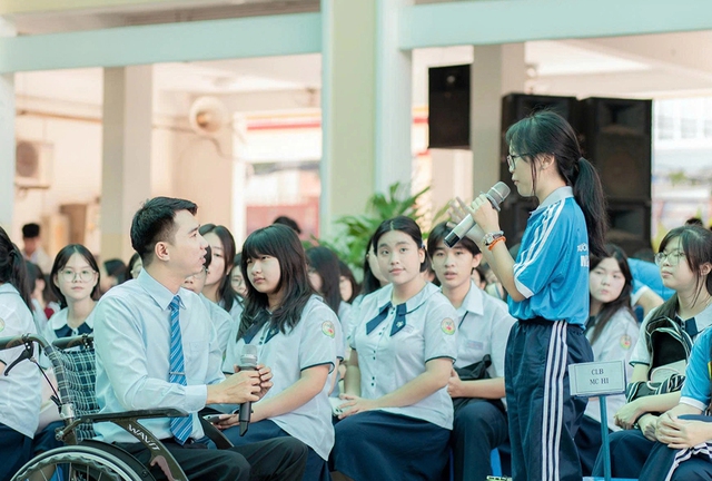 Giúp học sinh thể hiện tình yêu thương- Ảnh 1. Giúp học sinh thể hiện tình yêu thương- Ảnh 1.