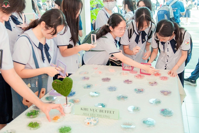 Giúp học sinh thể hiện tình yêu thương- Ảnh 2. Giúp học sinh thể hiện tình yêu thương- Ảnh 2.