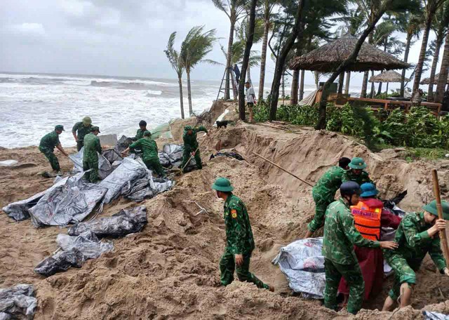 Đà Nẵng ứng phó mưa bão, lụt lội ở mức cao nhất - Ảnh 3.