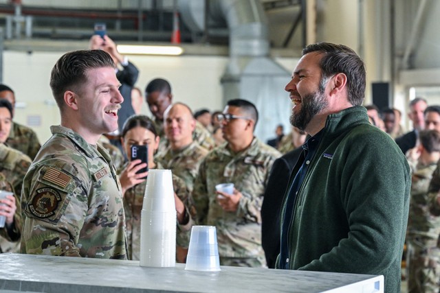 Đức muốn giúp chính phủ Mỹ trả lương cho 11.000 nhân viên - Ảnh 1.