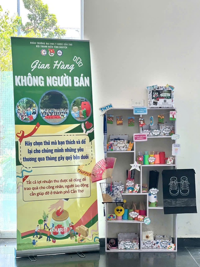 Gian h&agrave;ng san sẻ y&ecirc;u thương với trẻ em ngh&egrave;o - Ảnh 2.